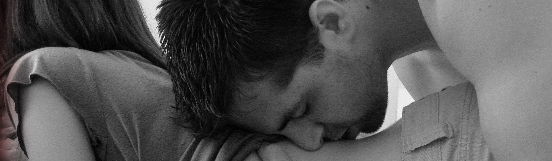 парень целует в живот и грудь фото 91